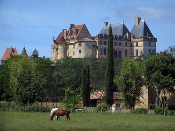 chateau-de-biron-01.jpg chateau-de-biron-01.jpg